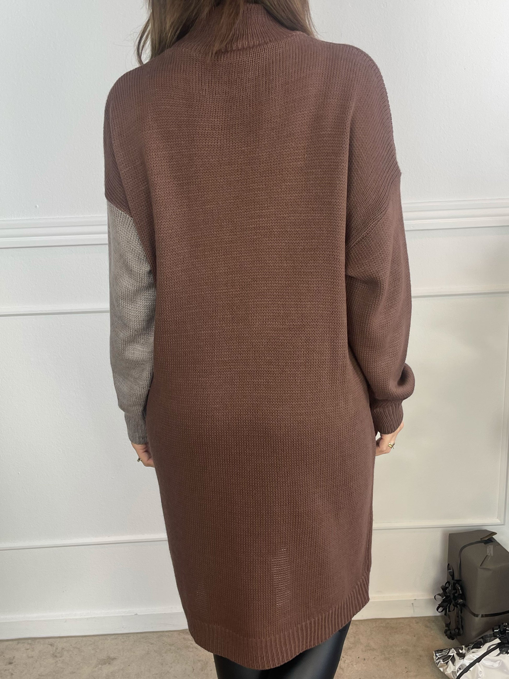 Venezia - Stickad klänning i två färger med turtleneck